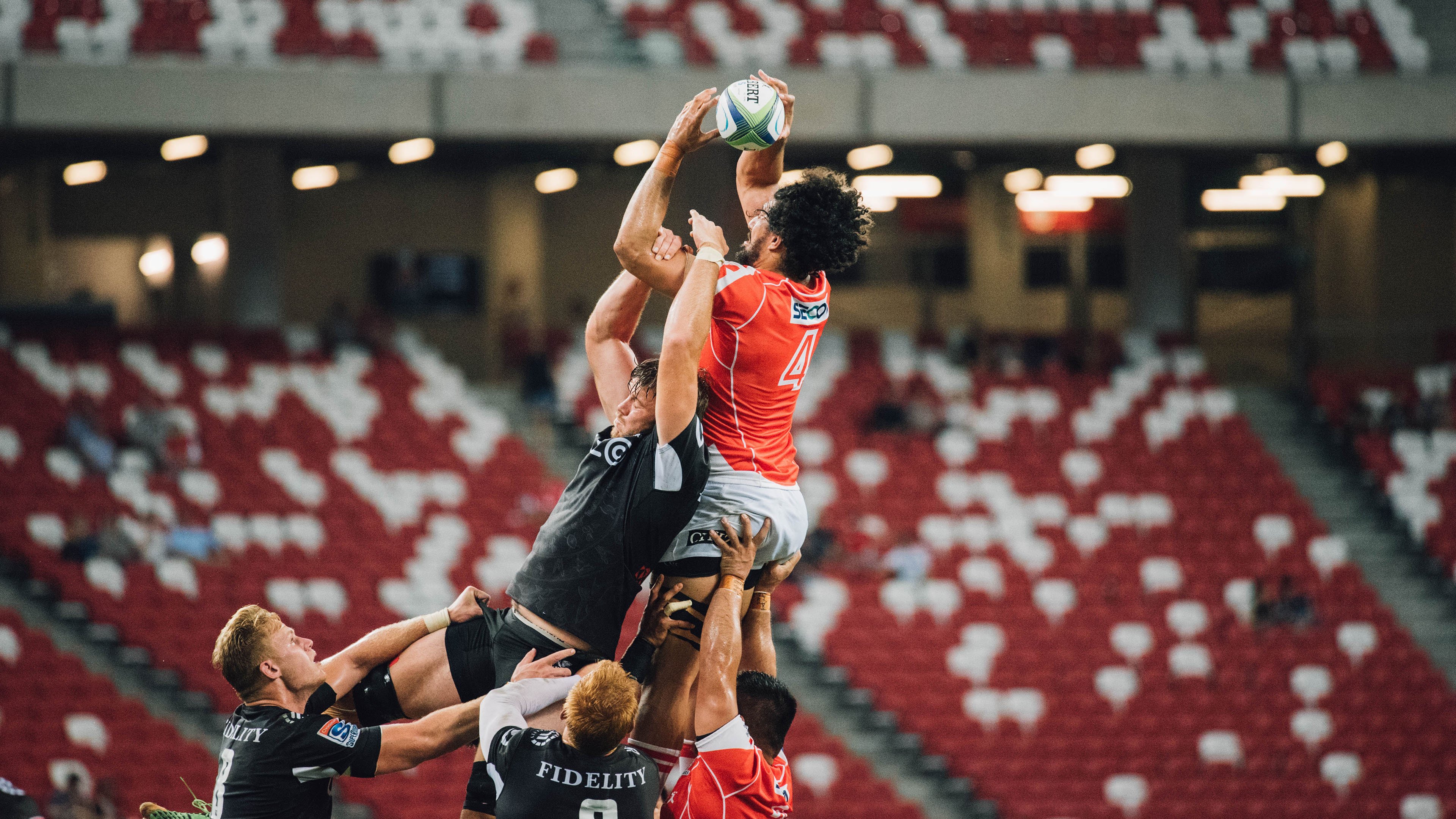 全锦赛战况：上海海港防线稳固，迈阿密热火进攻受阻，约基奇成最佳